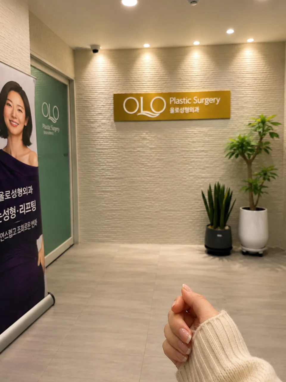 OLO到着。クリニックの前で